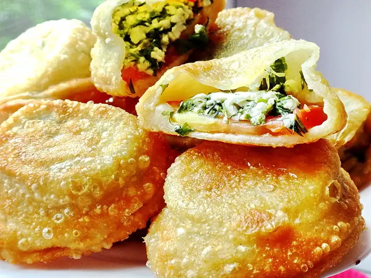 Пирожки с помидорами, брынзой и зеленью: шаг 5