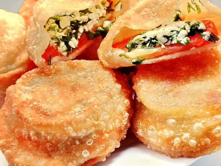 Пирожки с помидорами, брынзой и зеленью: шаг 6