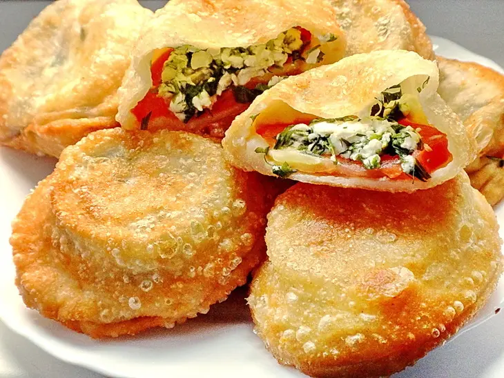 Пирожки с помидорами, брынзой и зеленью: шаг 7
