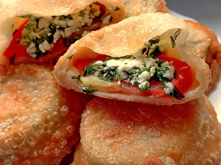 Пирожки с помидорами, брынзой и зеленью: шаг 8