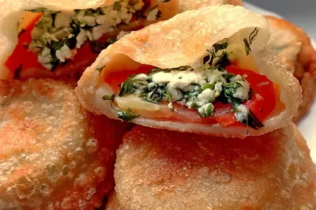 Пирожки с помидорами, брынзой и зеленью: шаг 8