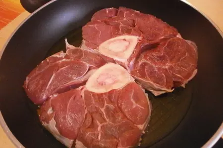 Говяжья голень по - милански ( ossobuco аlla milanese): шаг 3