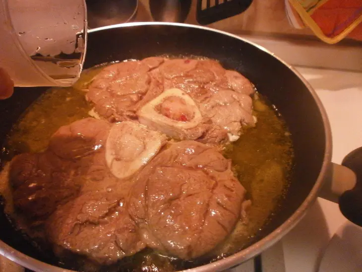 Говяжья голень по - милански ( ossobuco аlla milanese): шаг 4