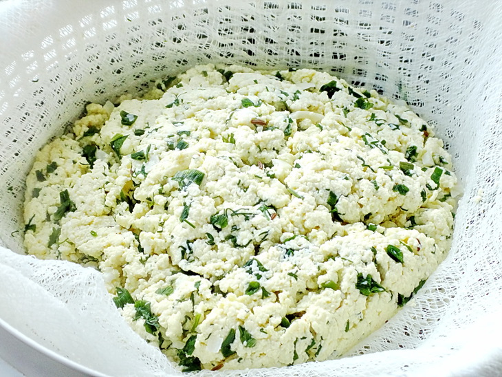 Мягкий домашний сыр с зеленью: шаг 3