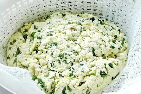 Мягкий домашний сыр с зеленью: шаг 3