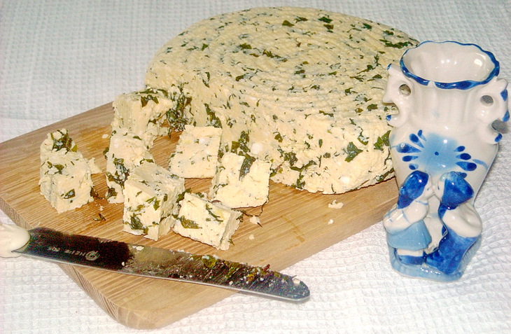 Мягкий домашний сыр с зеленью: шаг 5