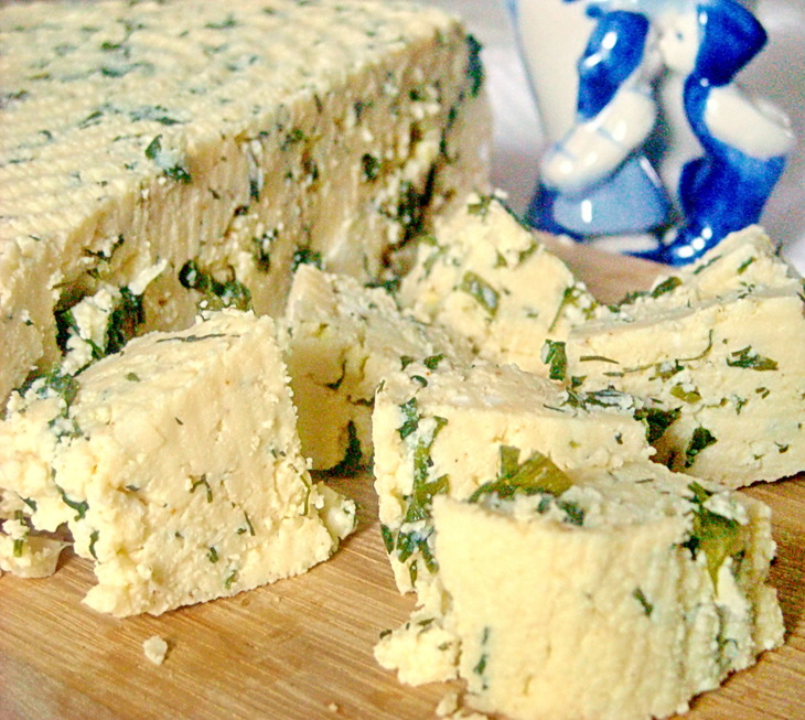 Мягкий домашний сыр с зеленью: шаг 6