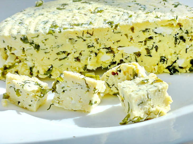 Мягкий домашний сыр с зеленью: шаг 7