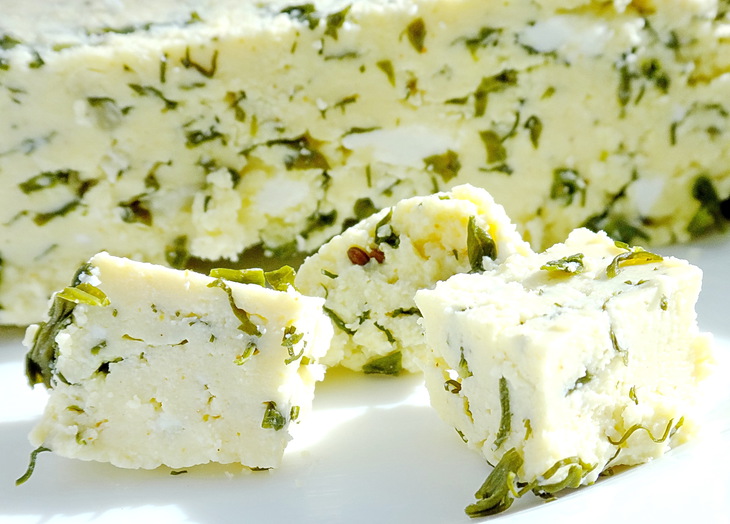 Мягкий домашний сыр с зеленью: шаг 8