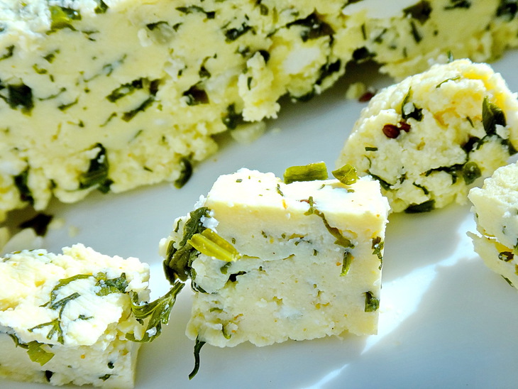 Мягкий домашний сыр с зеленью: шаг 9