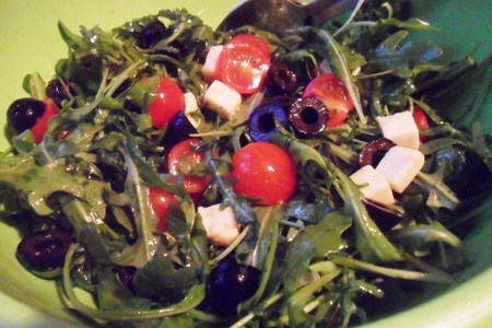 Салат с черри, маслинами и брынзой: шаг 5