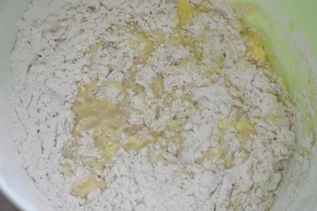 Пирожки с творогом и клубникой.: шаг 2