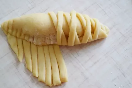 Пирожки с творогом и клубникой.: шаг 5