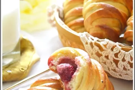 Пирожки с творогом и клубникой.: шаг 8