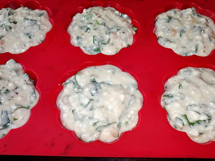 Маффины с щавелем и кедровыми орешками: шаг 4