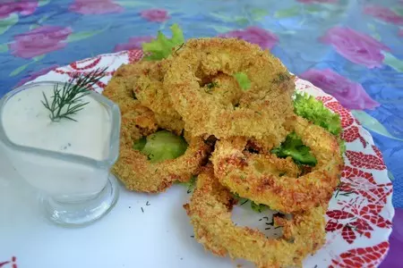 Луковые кольца в сливочном кляре и панировке из чипсов.: шаг 1