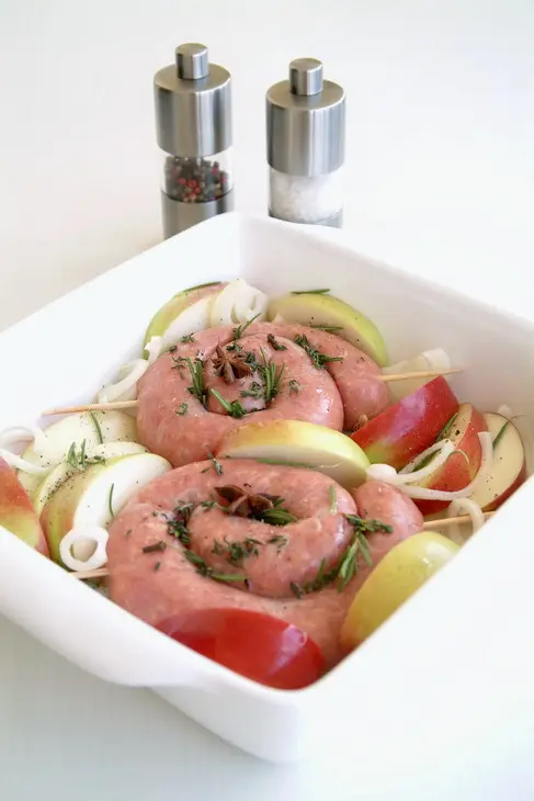 Свиные колбаски запеченные с яблоком, розмарином и тимьяном: шаг 3