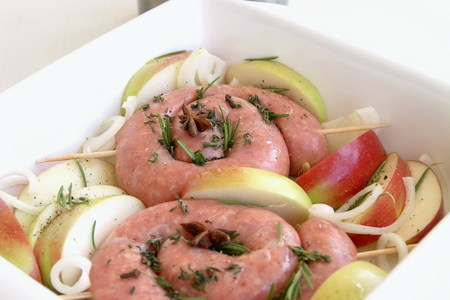 Свиные колбаски запеченные с яблоком, розмарином и тимьяном: шаг 3