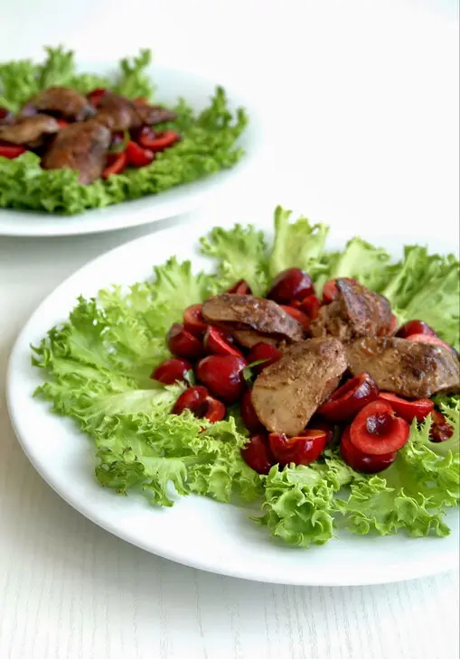 Салат из куриной печени с черешней: шаг 2