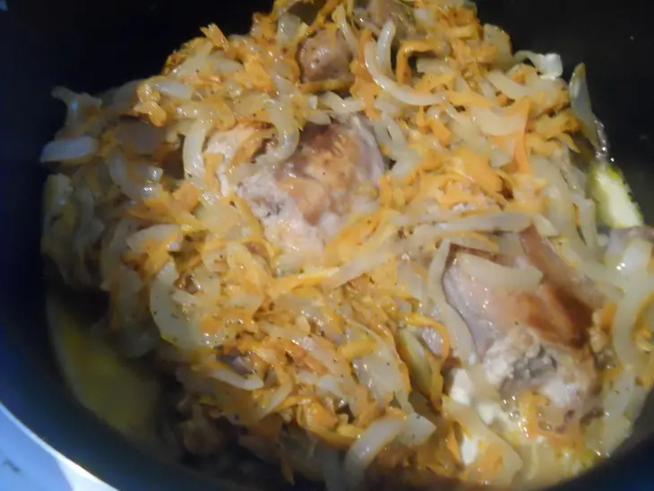 Тушеный кролик со сметаной с сыром и зеленью ( рецепт для мульти): шаг 3