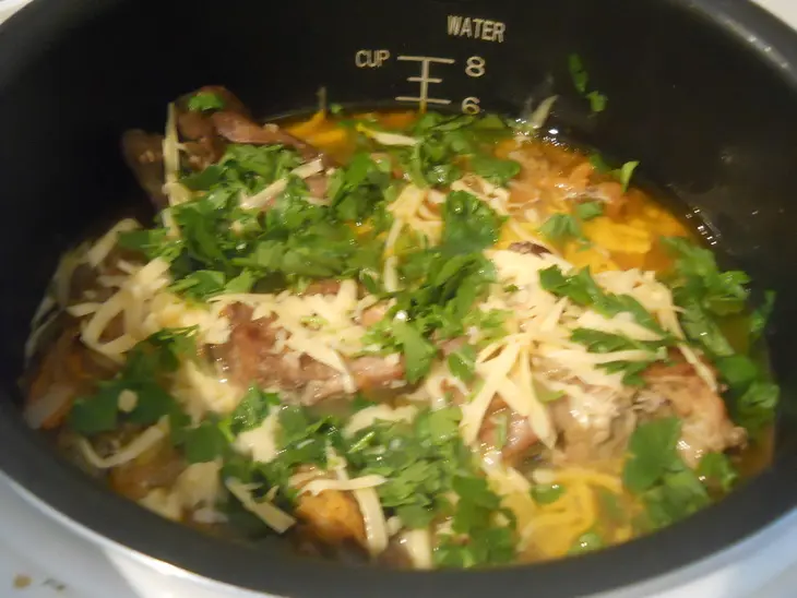 Тушеный кролик со сметаной с сыром и зеленью ( рецепт для мульти): шаг 6