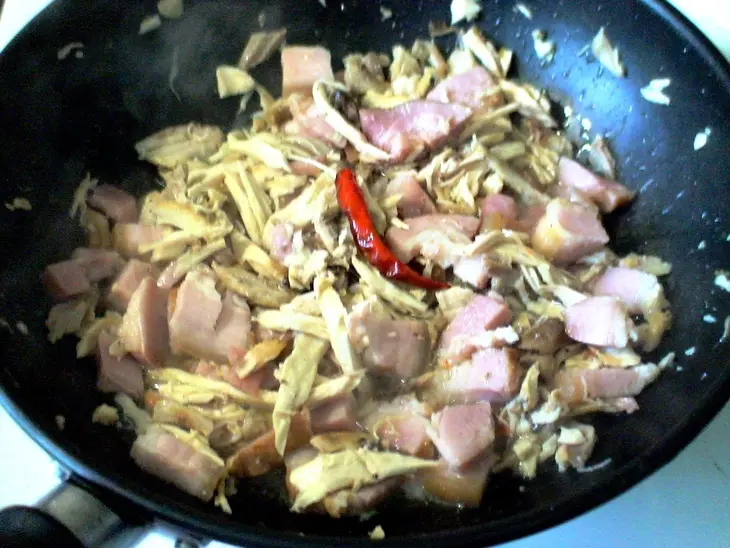 Яичная лапша с грудинкой.: шаг 3