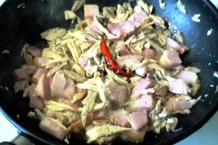 Яичная лапша с грудинкой.: шаг 3