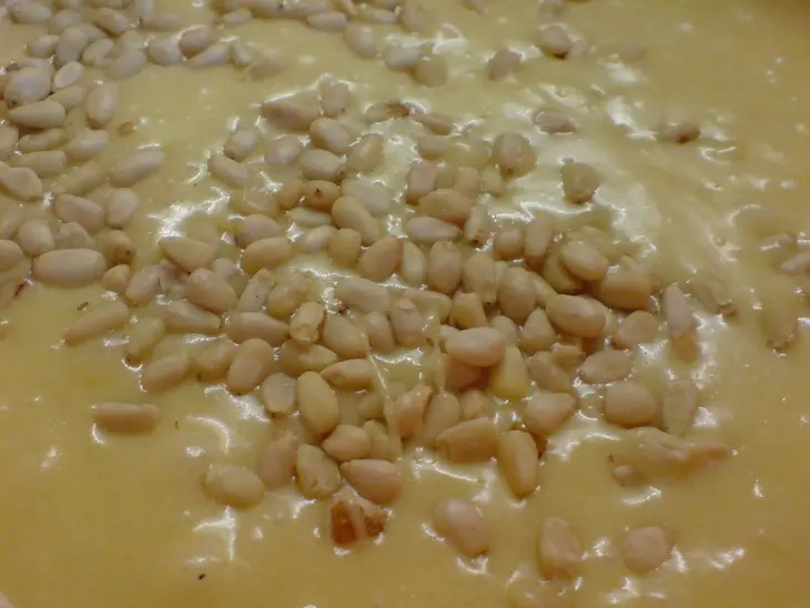 Пирог  с яблоками,клюквой,изюмом и кедровыми орешками: шаг 2