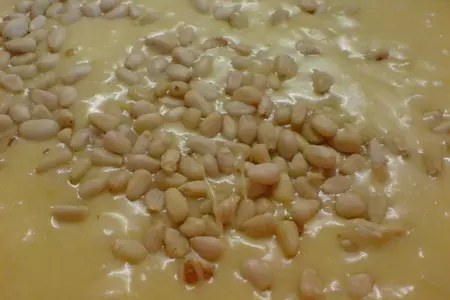 Пирог  с яблоками,клюквой,изюмом и кедровыми орешками: шаг 2