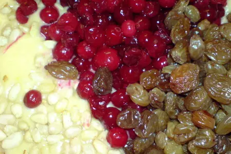 Пирог  с яблоками,клюквой,изюмом и кедровыми орешками: шаг 4