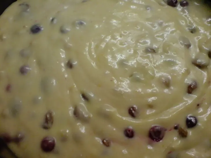 Пирог  с яблоками,клюквой,изюмом и кедровыми орешками: шаг 5