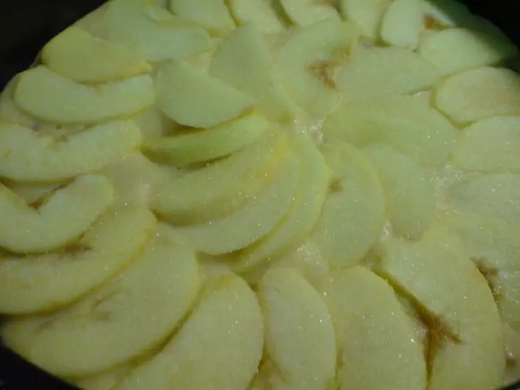 Пирог  с яблоками,клюквой,изюмом и кедровыми орешками: шаг 6