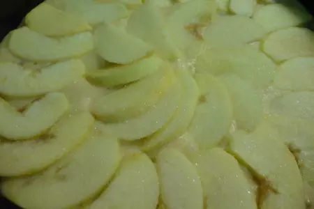 Пирог  с яблоками,клюквой,изюмом и кедровыми орешками: шаг 6
