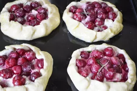 Мини-пироги с вишней, творогом и розмарином.: шаг 5