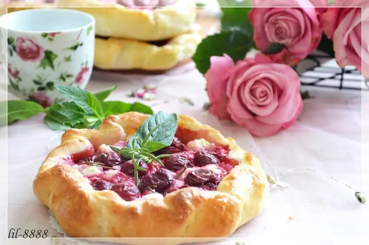 Мини-пироги с вишней, творогом и розмарином.: шаг 6