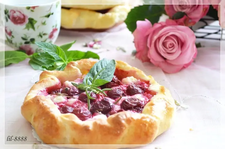 Мини-пироги с вишней, творогом и розмарином.: шаг 7