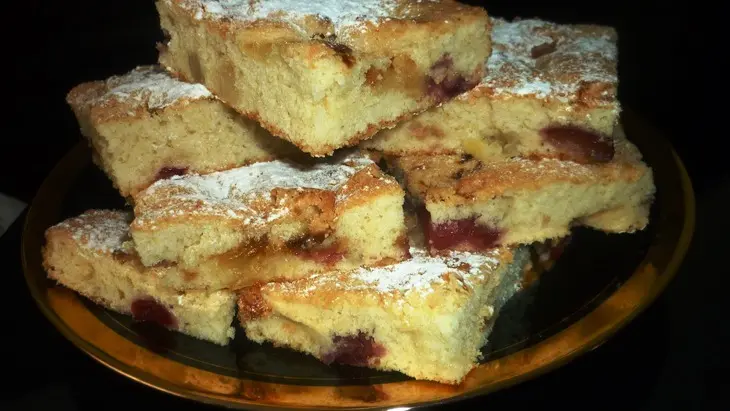 Открытый пирог с вишнями и ананасами (легкий и нежный): шаг 4