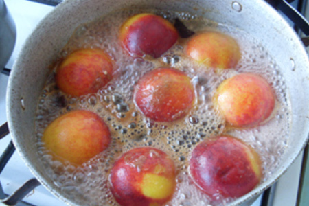 Персики в сиропе с базиликом: шаг 3