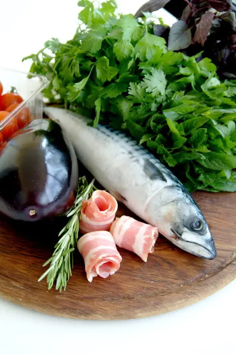 Рулет из скумбрии с беконом, розмарином и баклажаном на гарнир: шаг 1