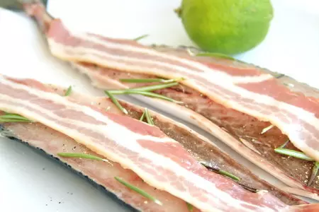Рулет из скумбрии с беконом, розмарином и баклажаном на гарнир: шаг 5