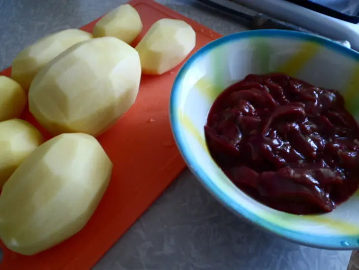 Куриная печень с картошечкой(для фм ужин за 150руб.): шаг 1