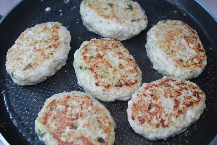 Куриные котлеты с киноа и яблоком. (фм ужин за 150 руб.): шаг 5