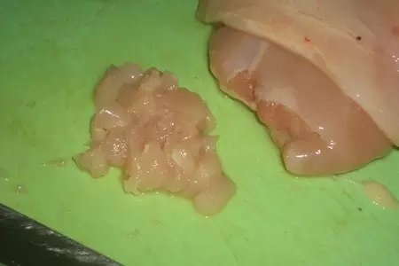 Открытый пирог с куриным филе,сыром и укропом: шаг 2