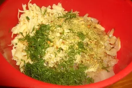 Открытый пирог с куриным филе,сыром и укропом: шаг 3