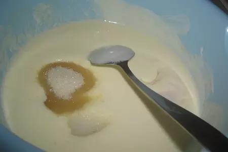 Открытый пирог с куриным филе,сыром и укропом: шаг 5