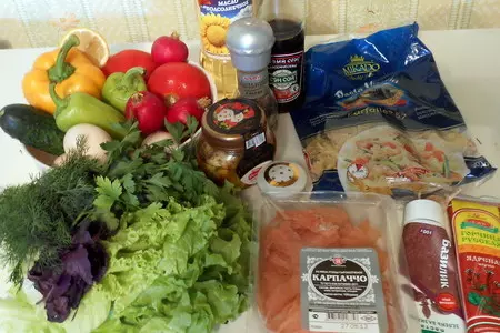 Салаты с карпаччо и осьминогами, а также две окрошки с ними же, и пара способов варки яиц-пашот: шаг 1