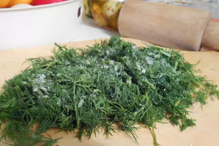 Салаты с карпаччо и осьминогами, а также две окрошки с ними же, и пара способов варки яиц-пашот: шаг 4