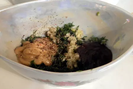 Салаты с карпаччо и осьминогами, а также две окрошки с ними же, и пара способов варки яиц-пашот: шаг 6