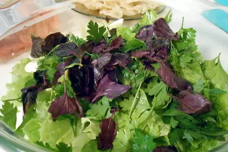 Салаты с карпаччо и осьминогами, а также две окрошки с ними же, и пара способов варки яиц-пашот: шаг 11