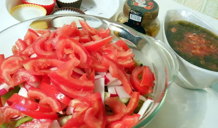 Салаты с карпаччо и осьминогами, а также две окрошки с ними же, и пара способов варки яиц-пашот: шаг 17